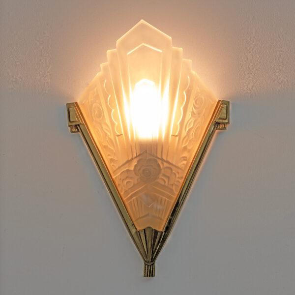 Four of Art Deco Pressed Glass and Brass Sconces, France, 1930s - Image 5